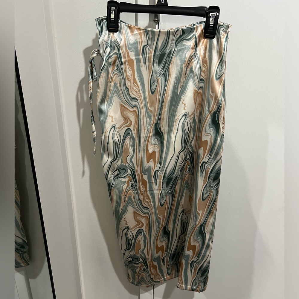 Lulu’s Two-Piece Marbled Set - Picture 6 of 8
